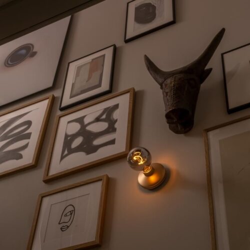 Alternative view of Bee Gold Smoked Wireless Wall Light van Humble Lights