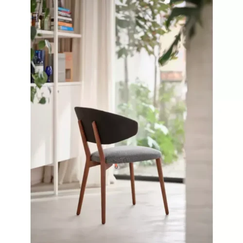 Toro stoel met houten frame en arm van Mobitec