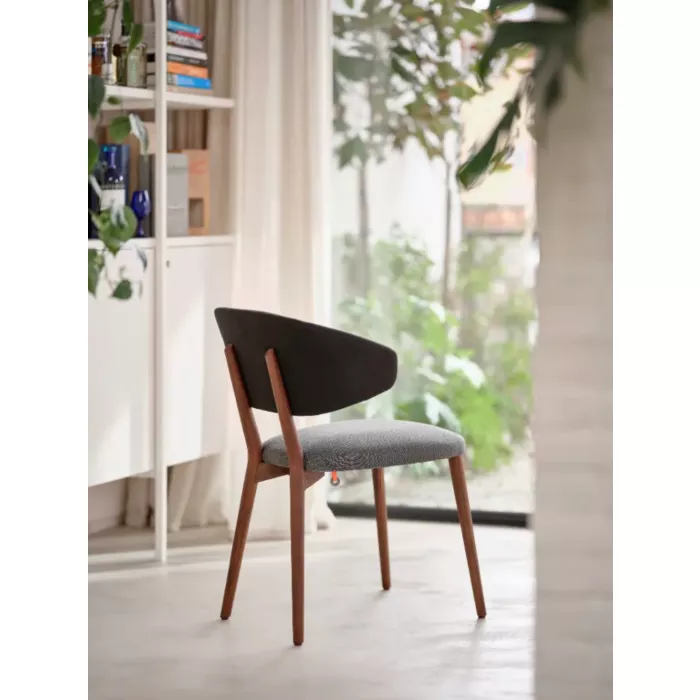 Toro stoel met houten frame en arm van Mobitec